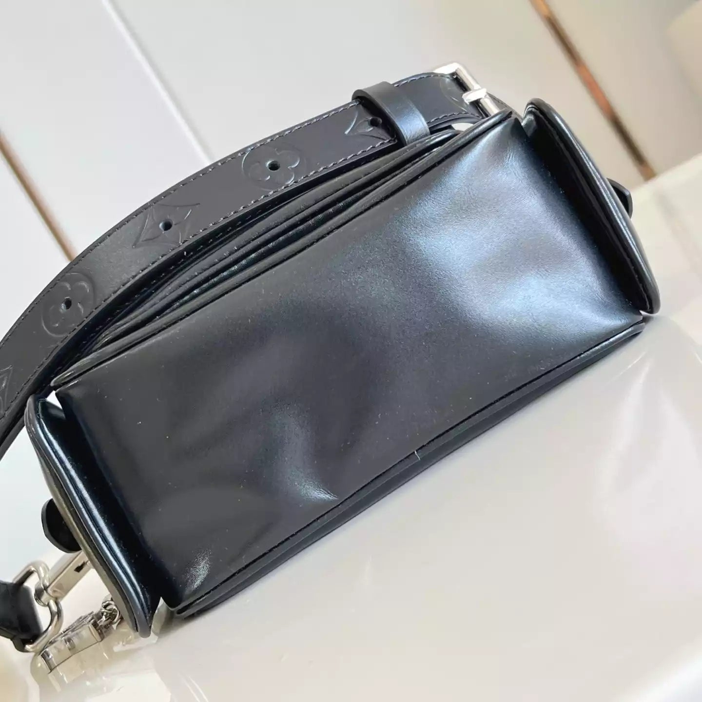 カーゴ ウェアラブルウォレット ブラック カーフレザー M13989 – LW276