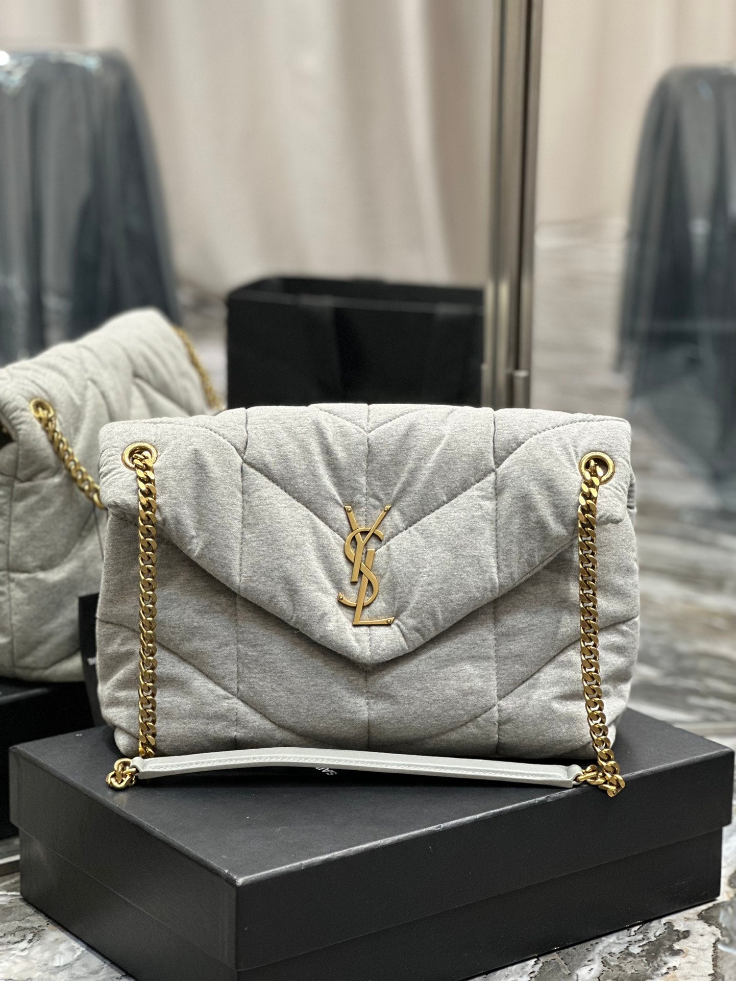 デニムとスムースレザーのパファーミディアムチェーンバッグ