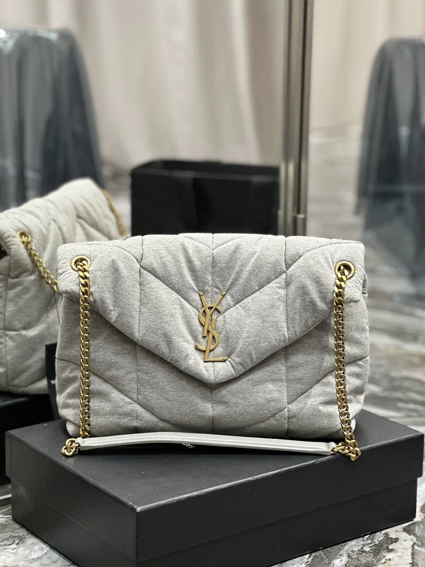 デニムとスムースレザーのパファーミディアムチェーンバッグ