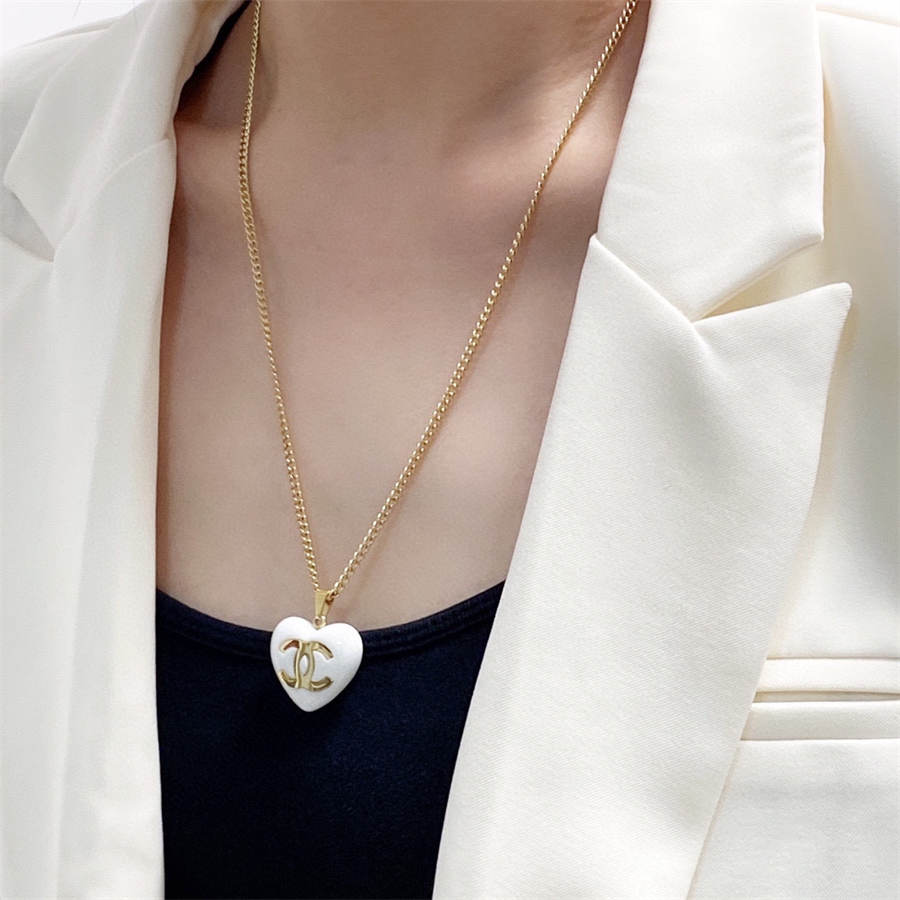 シャネルのダブルCレターラブセーターチェーンネックレス