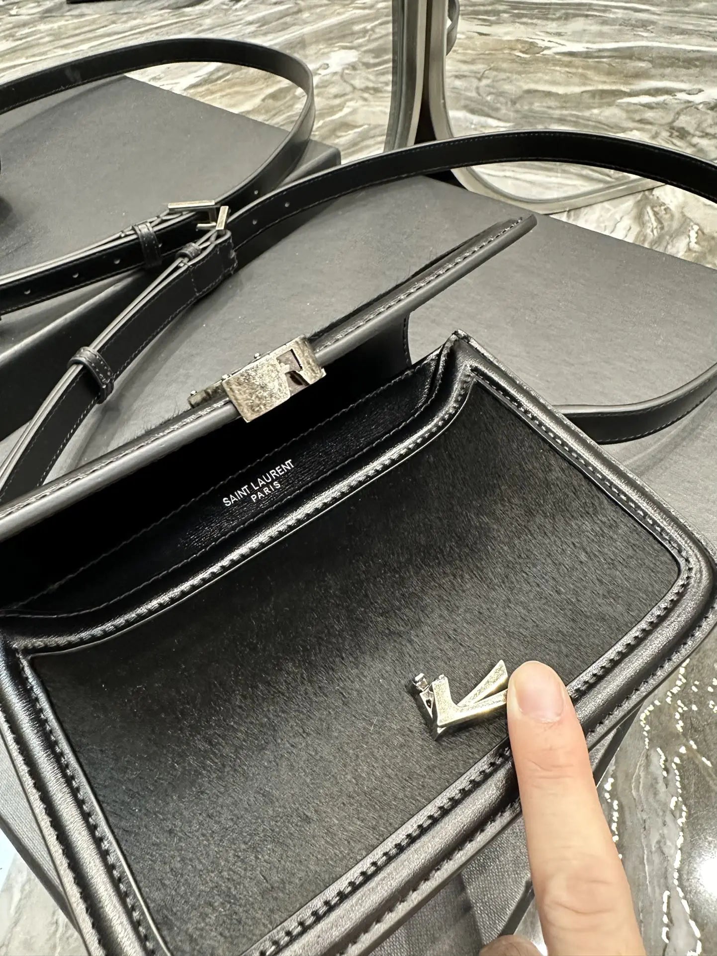 ソルフェリーノ ラッカー仕上げパテントレザー製スモールサッチェル