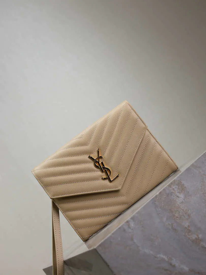 YSL カッサンドル マトラッセ フラップ ポーチ グレイン ドゥ プードル レザー 617662 V アプリコット