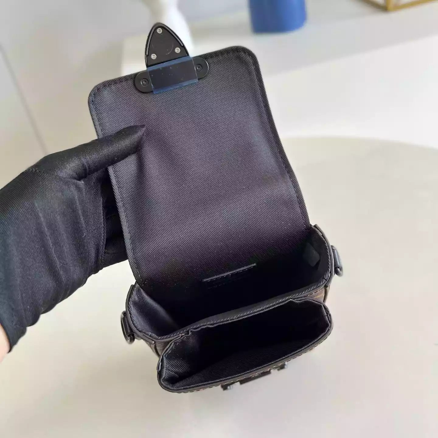 S-Lock 縦型ウェアラブルウォレット（ブラウン） – LW262