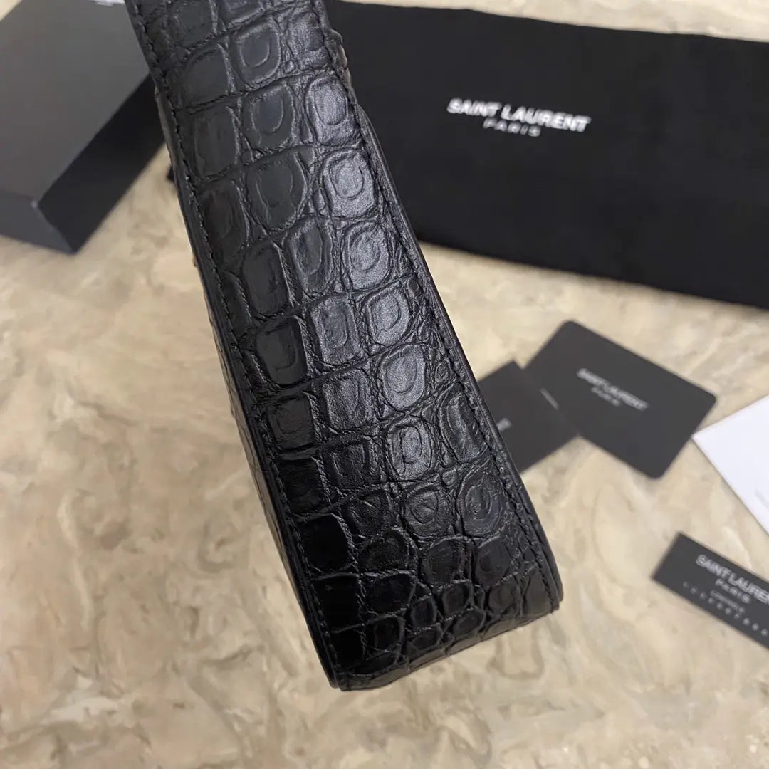 LE 5 7 クロコダイル型押しシャイニーレザー製ホーボーバッグ