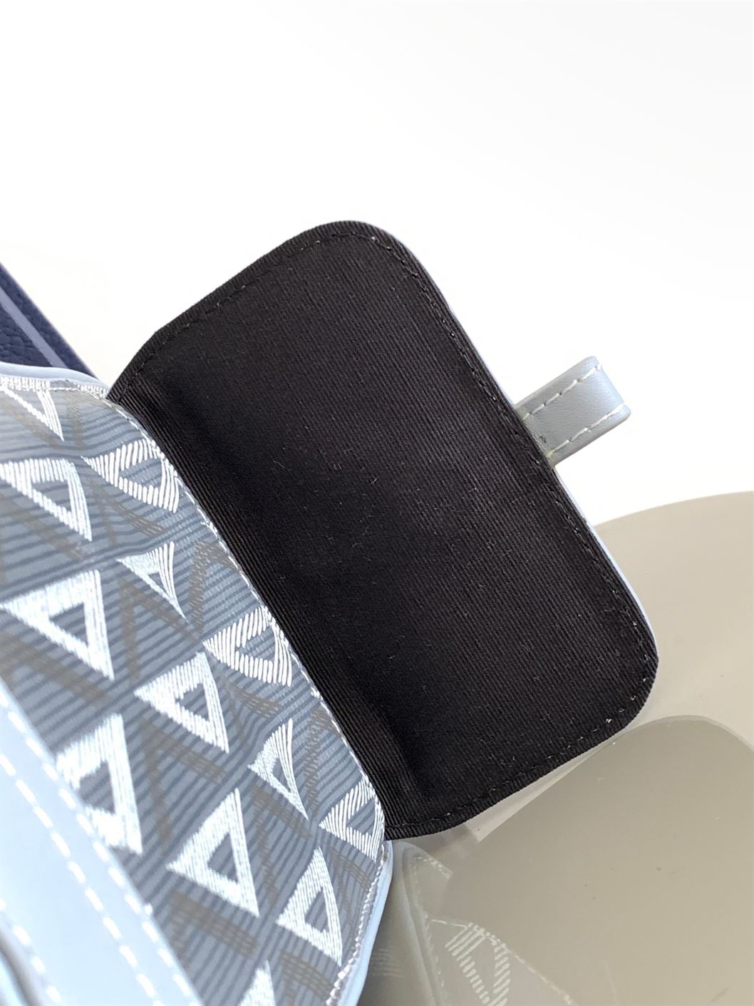 ディオール ヒット・ザ・ロード バーティカルポーチ – DIO046