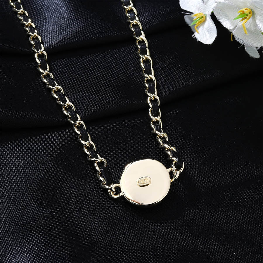 シャネルのピンクのラブレザー編み込み鎖骨ネックレス