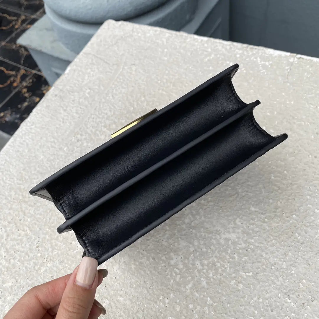 ショルダーバッグの時はスリット