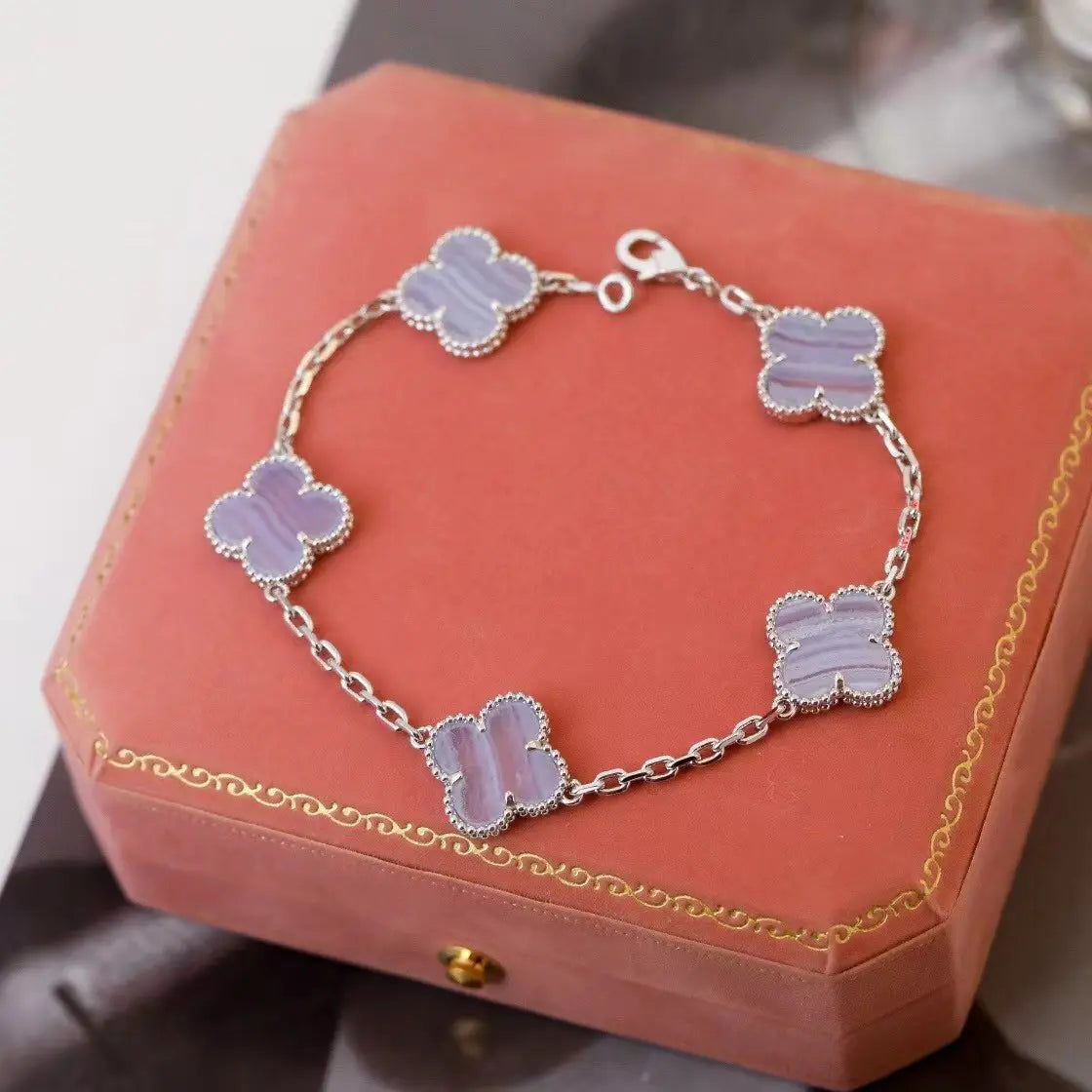 ヴァン クリーフ＆アーペルの四つ葉のクローバーとパープルカルセドニーのブレスレット