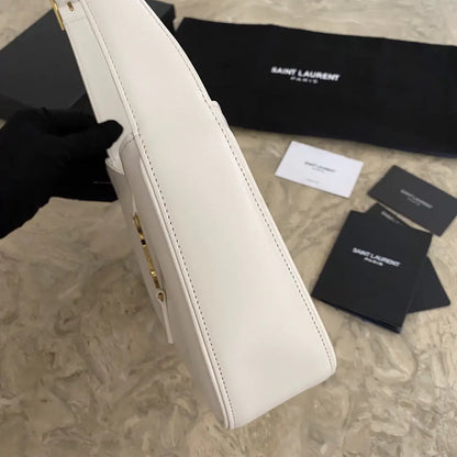 LE 5 7 クロコダイル型押しシャイニーレザー製ホーボーバッグ