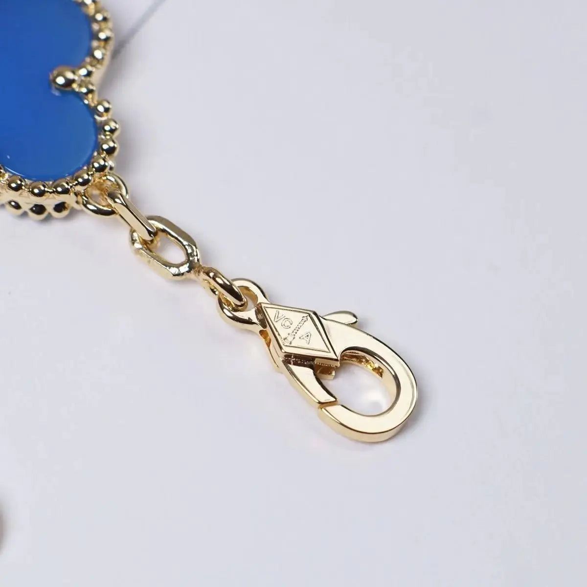 ヴァン クリーフ＆アーペルの四つ葉のクローバーとブルーカルセドニーのブレスレット