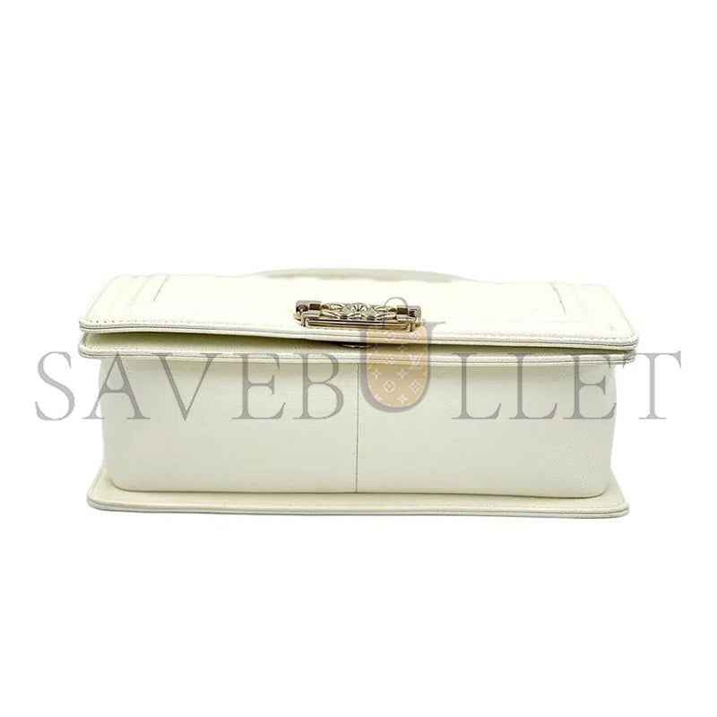 シャネル キャビア ミディアム キルティング ボーイ フラップ ホワイト A67086 (25*15*8cm)