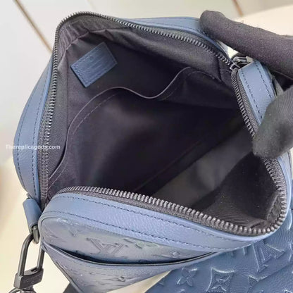 トリオ メッセンジャーバッグ ネイビーブルー モノグラムシャドウ – LW312