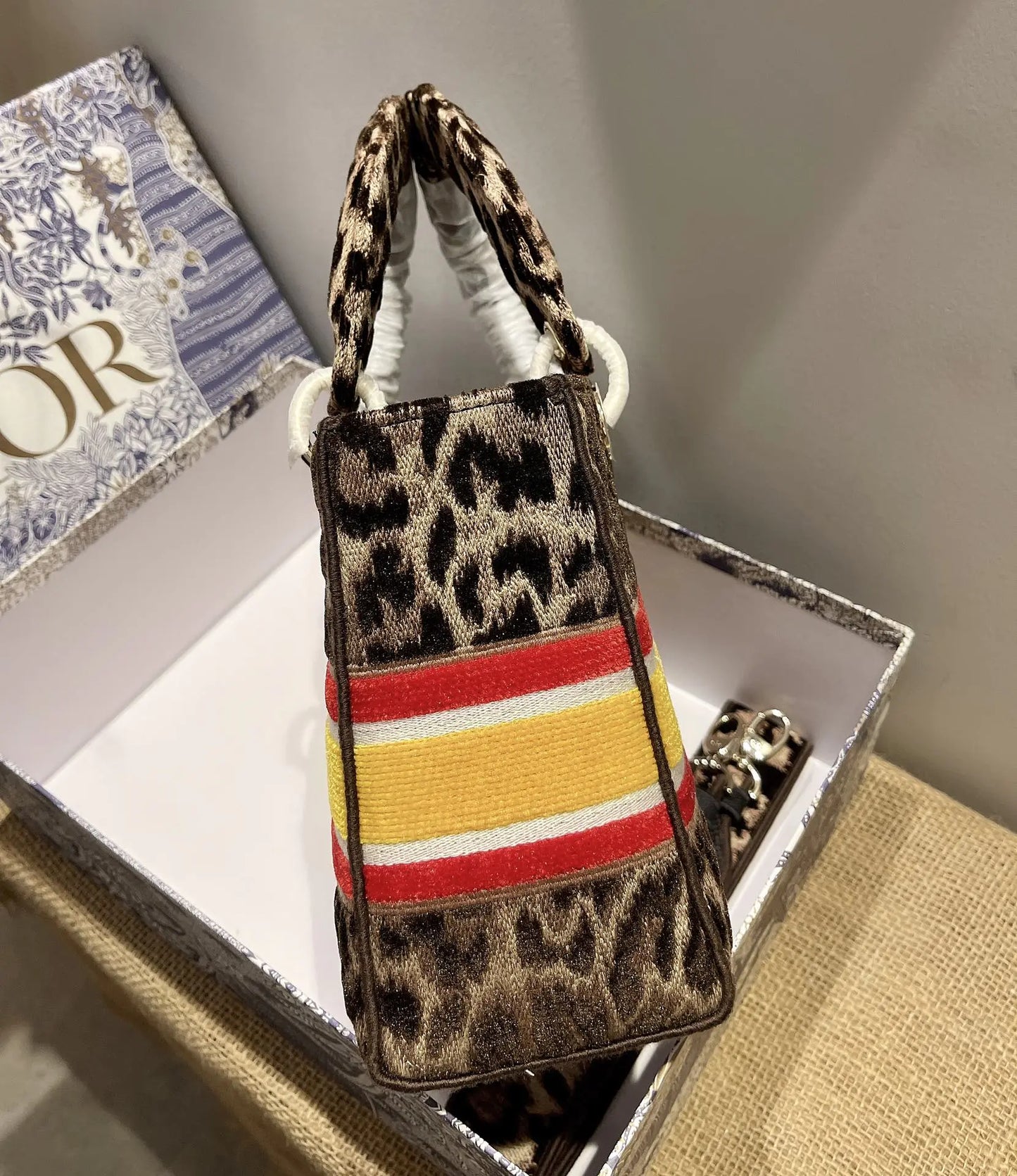 クリスチャン ディオール ミディアム レディ D ライト バッグ