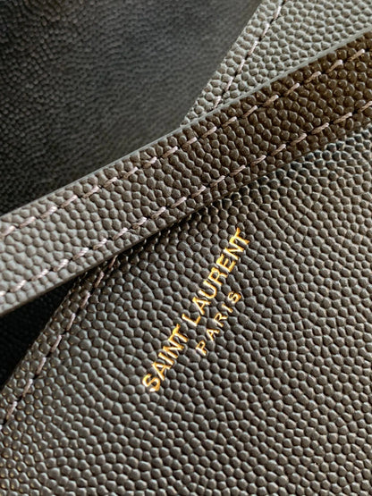 カサンドラ ミディアム トップハンドルバッグ グレイン・ド・プードル エンボスレザー