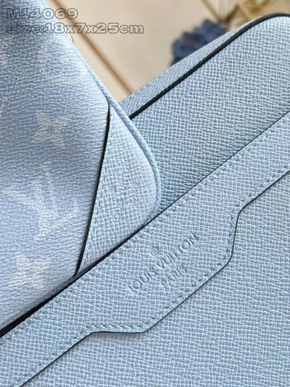 トリオ メッセンジャーバッグ スカイブルー モノグラム キャンバス タイガ カウハイドレザー M14069 – LW266