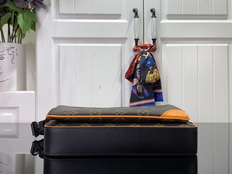 ルイ・ヴィトン トリオ メッセンジャーバッグ – LVB055