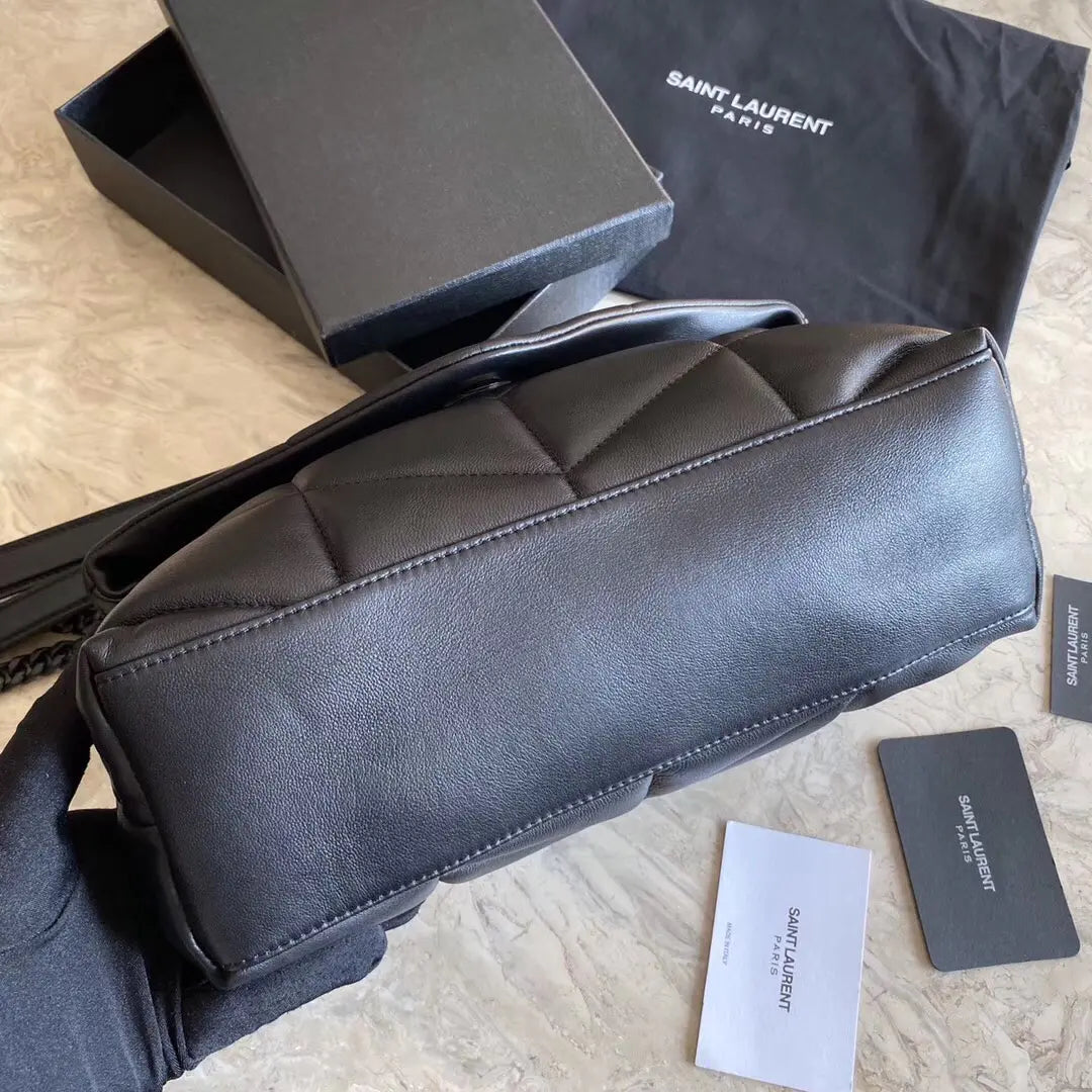 キルティングラムスキンのパファーミディアムバッグ