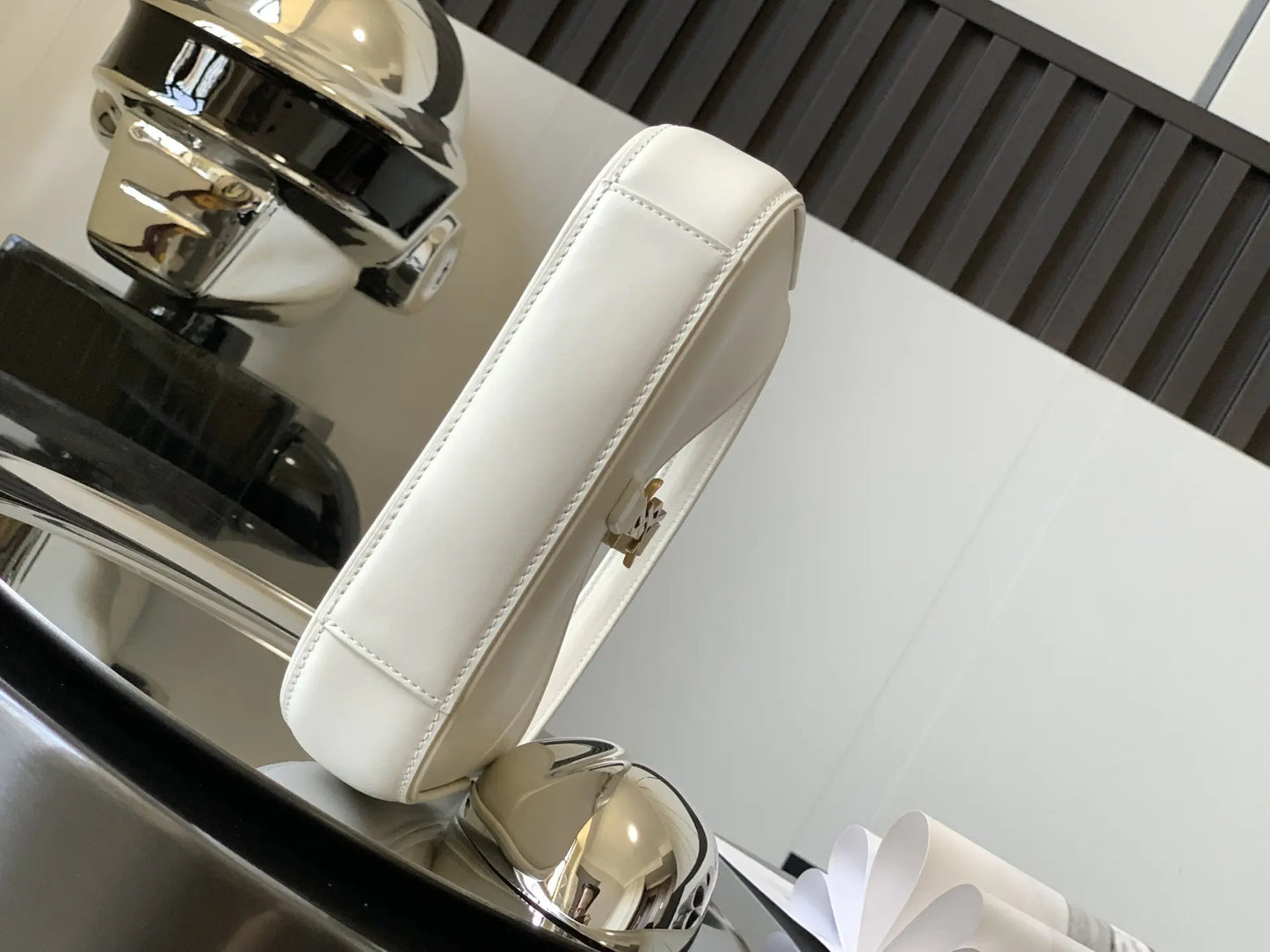 LE 5 7 ミニ ホーボーバッグ（ベジタブルタンニンレザー製）