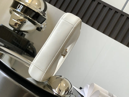 LE 5 7 ミニ ホーボーバッグ（ベジタブルタンニンレザー製）