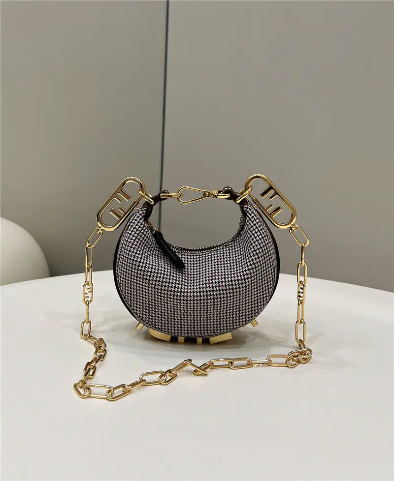 フェンディ クレセント アンダーアームバッグ