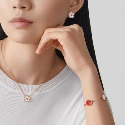 Van Cleef & Arpels ラッキー スプリング ペンダント、プラム ブロッサムの新作