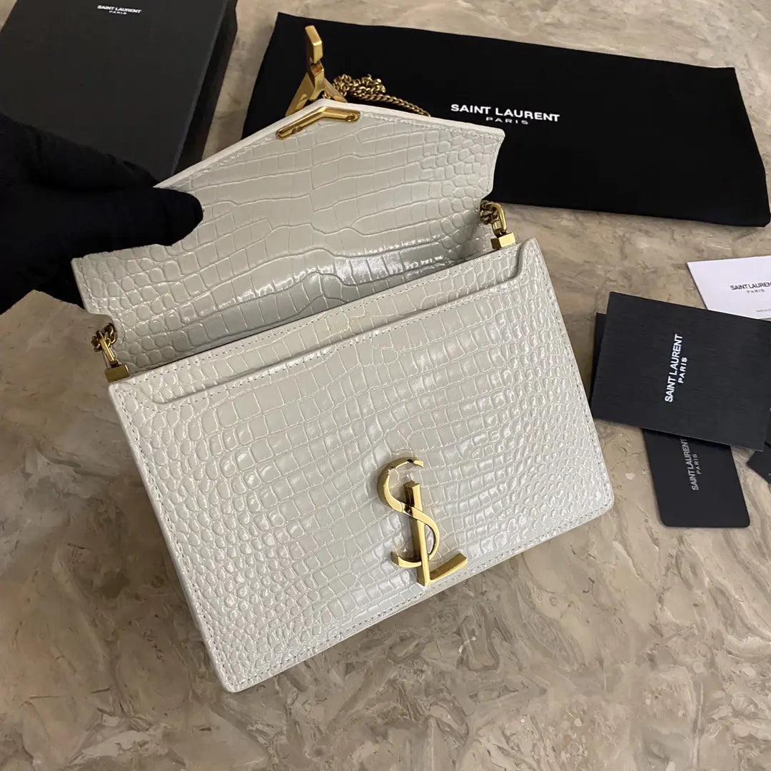 カサンドラ モノグラム クラスプバッグ（クロコダイルエンボス加工シャイニーレザー製）