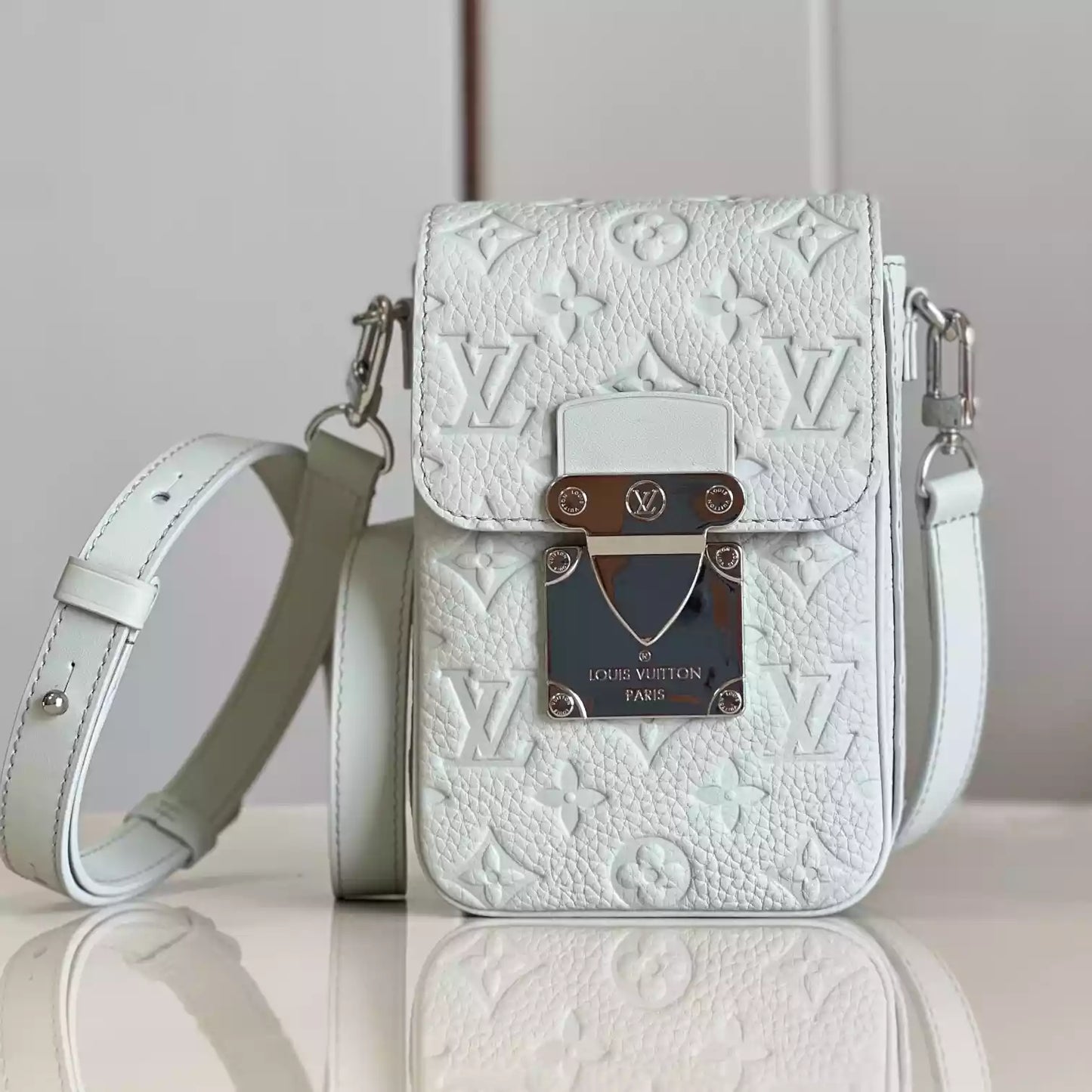 Sロック 縦型ウェアラブルウォレット トリヨンモノグラム M82568 – LW260