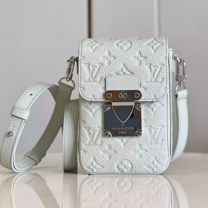 Sロック 縦型ウェアラブルウォレット トリヨンモノグラム M82568 – LW260