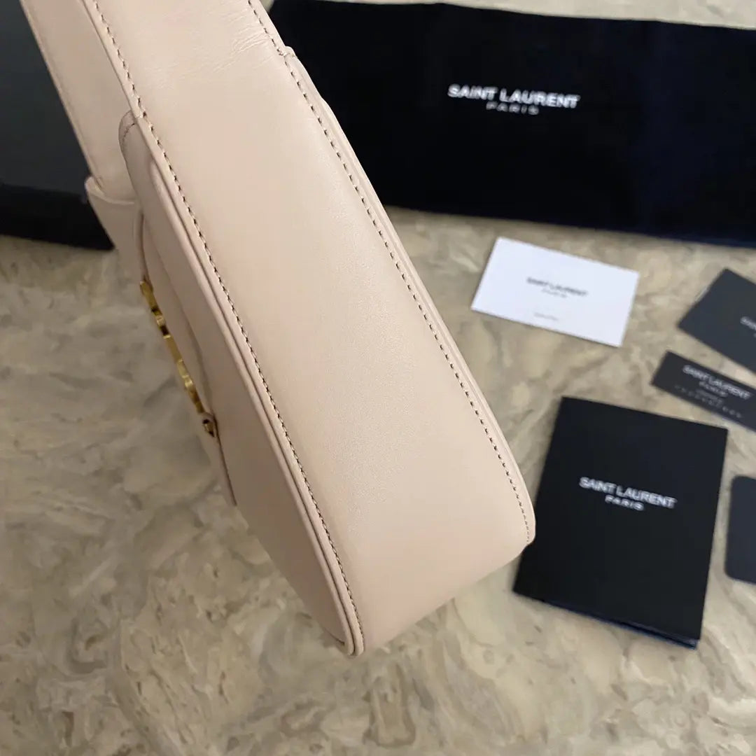 LE 5 7 クロコダイル型押しシャイニーレザー製ホーボーバッグ