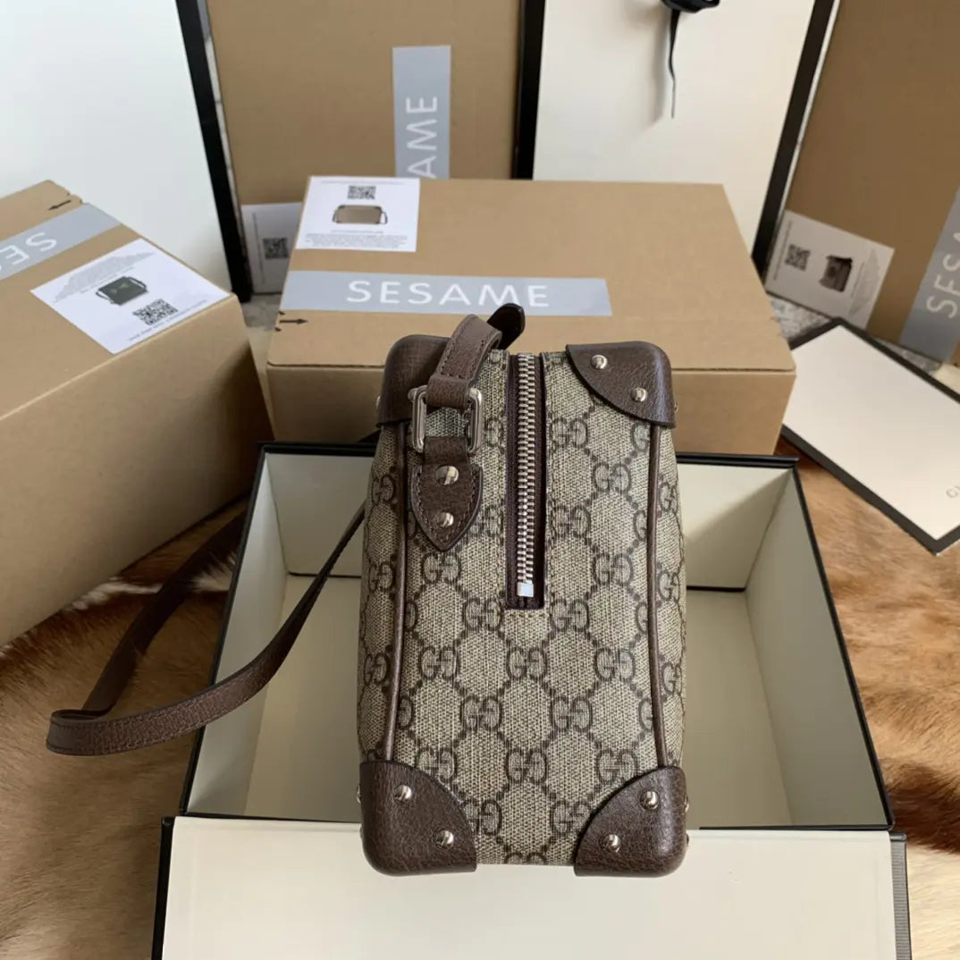 レザーのディテールが施されたGGショルダーバッグ