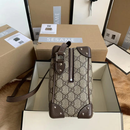 レザーのディテールが施されたGGショルダーバッグ