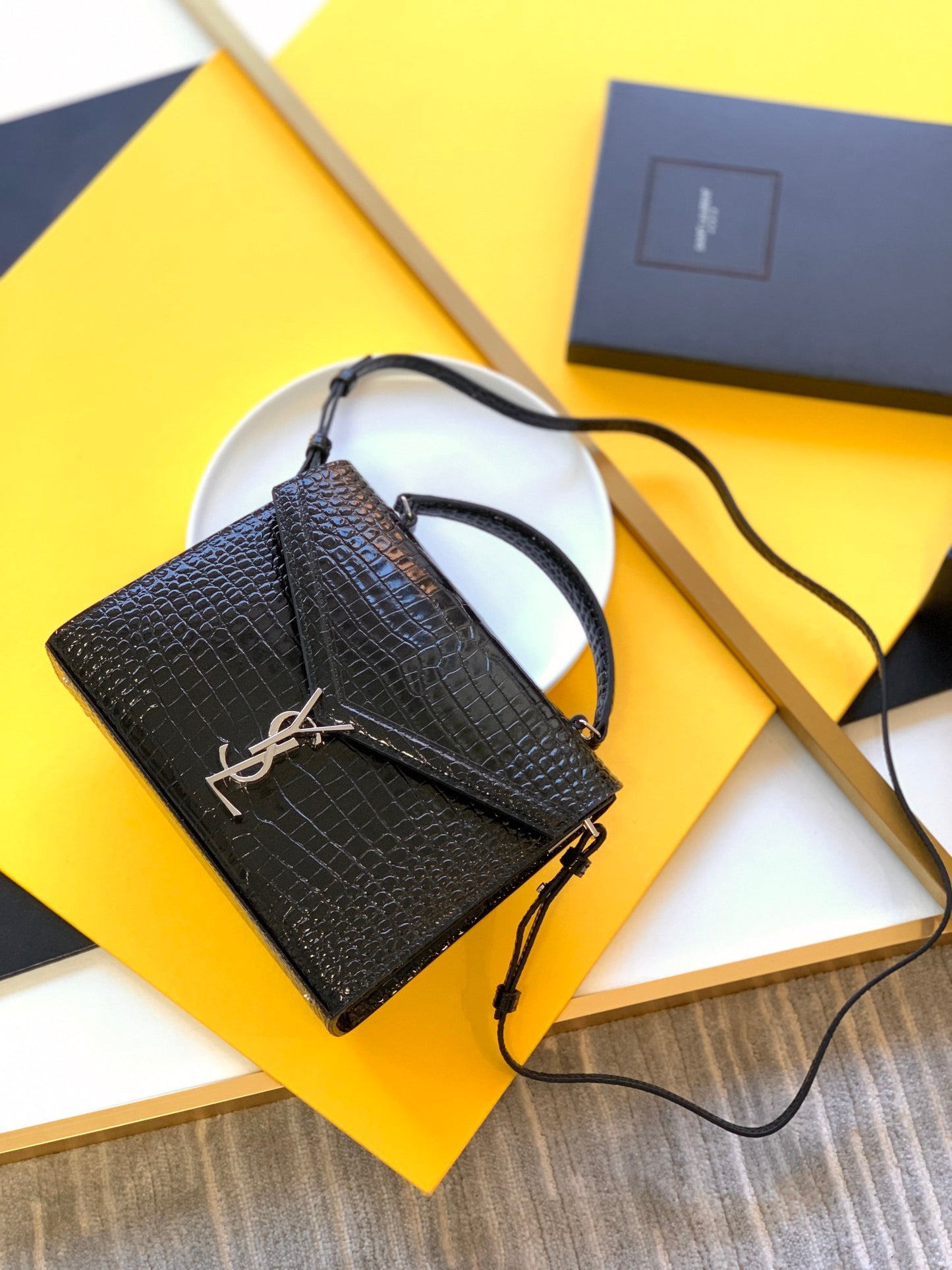 カサンドラ ミディアム トップハンドルバッグ グレイン・ド・プードル エンボスレザー