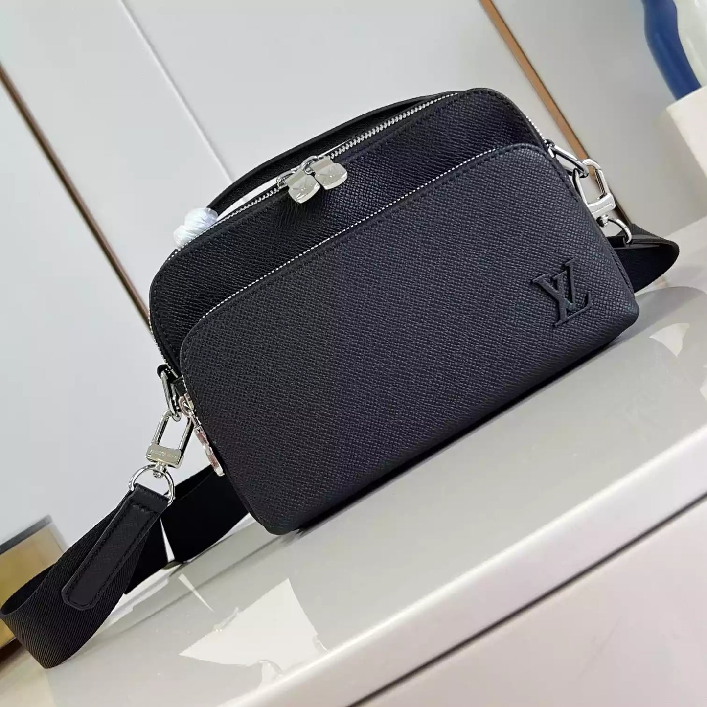 アベニュー メッセンジャーバッグ ブラック タイガ カウハイドレザー M11657 – LW429