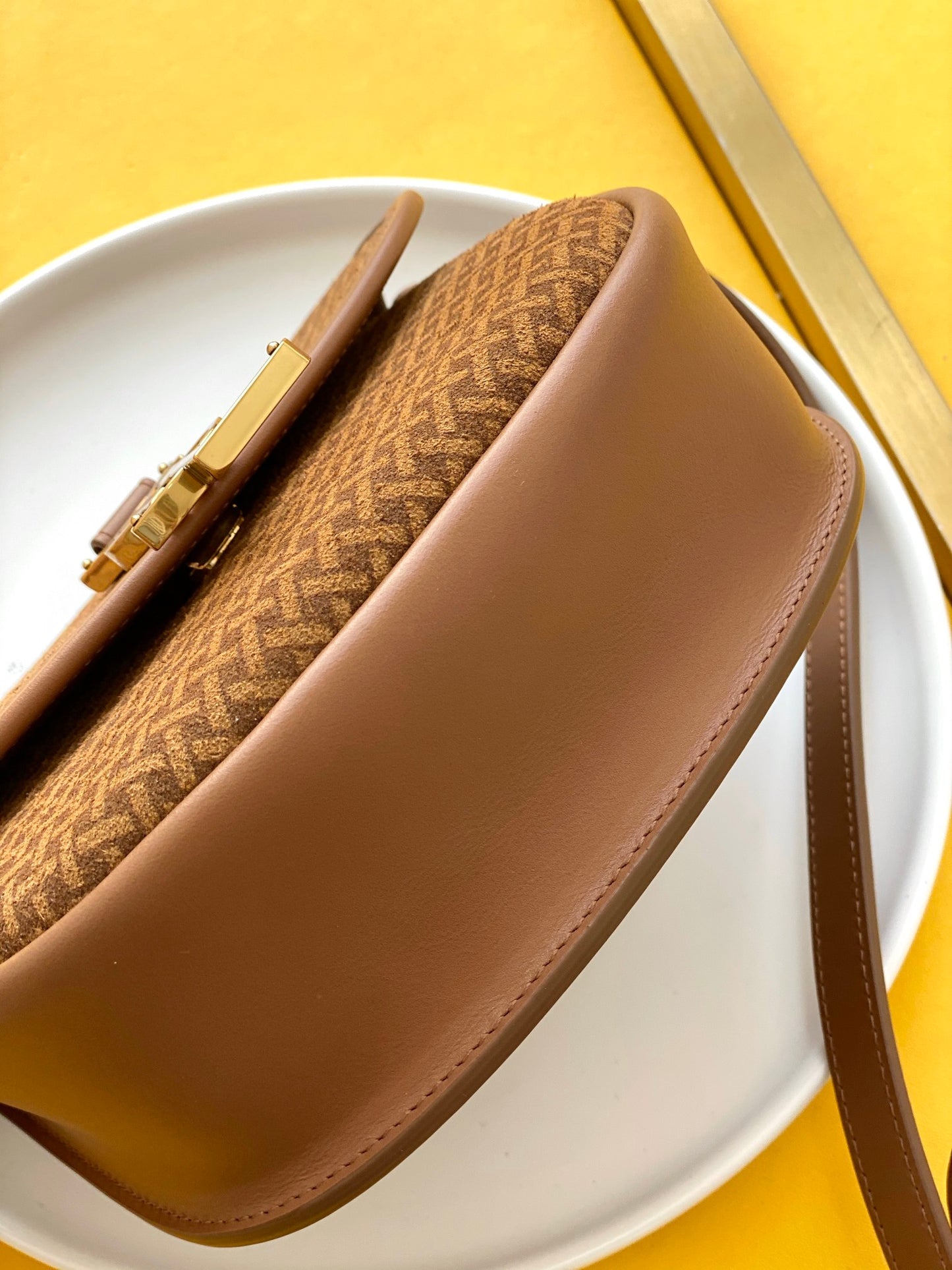 KAIA スモールサッチェル（スムースヴィンテージレザー）