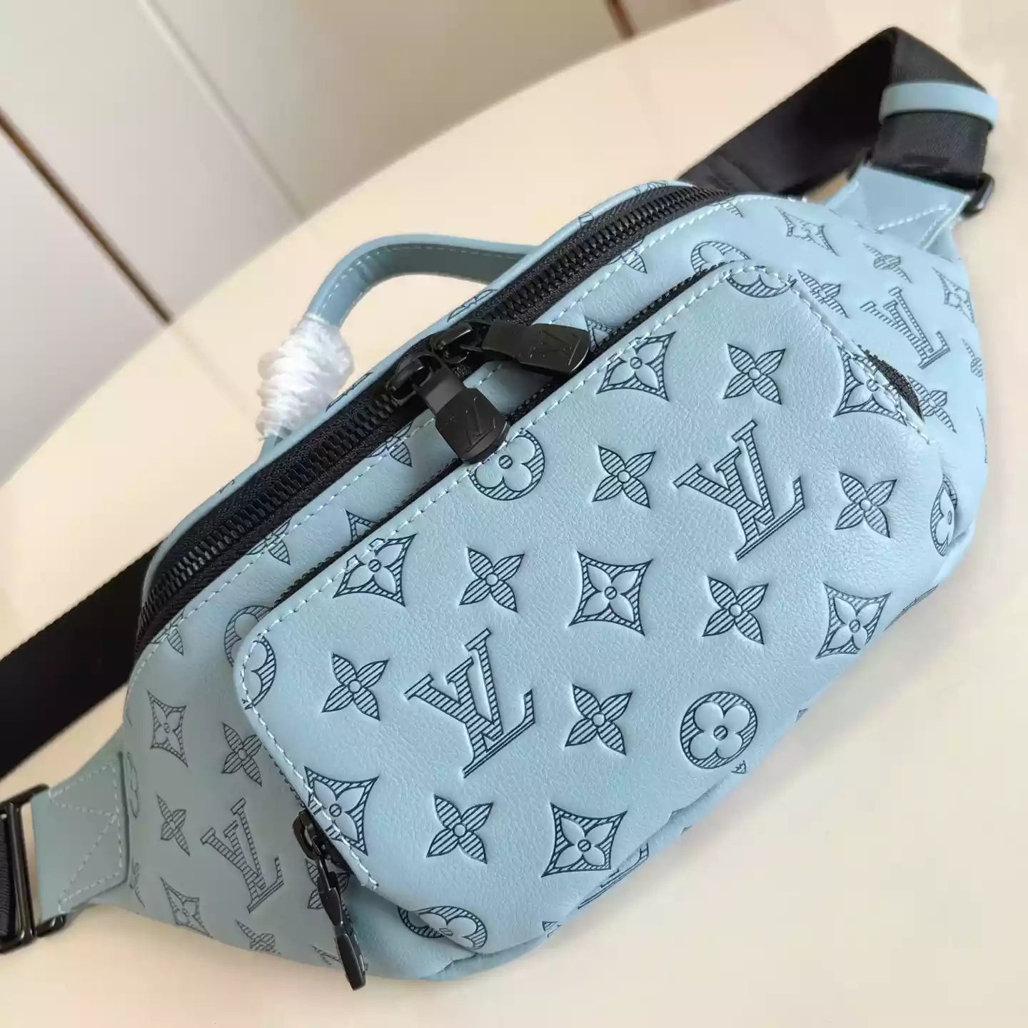 ラッシュ バンバッグ スカイブルー モノグラムシャドウ – LW305