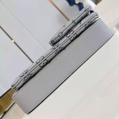 トリオ メッセンジャーバッグ グレー モノグラム シャドウレザー M46603 – LW267