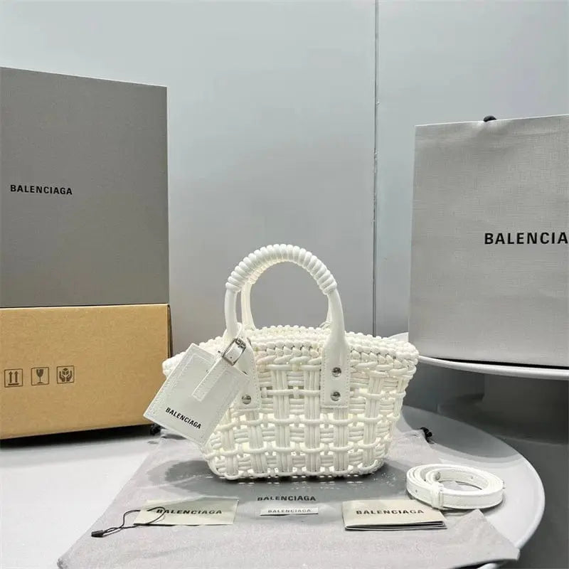 Balenciaga BISTRO XXS ストラップ付きバスケット ホワイト6780282IE3Y9000