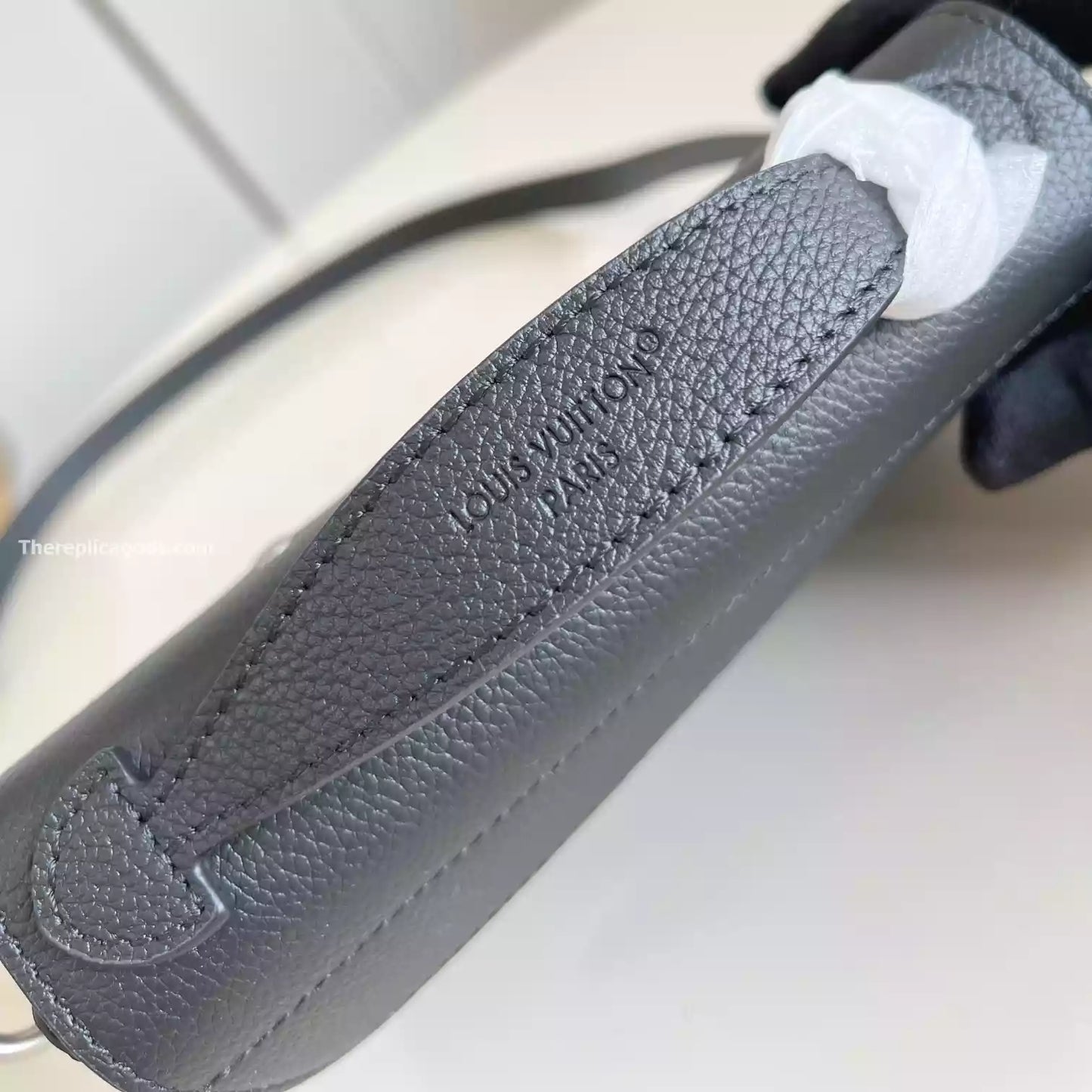 スティーマー イースト ウエスト ウェアラブルウォレット ブラック モノグラム トリヨン – LW318