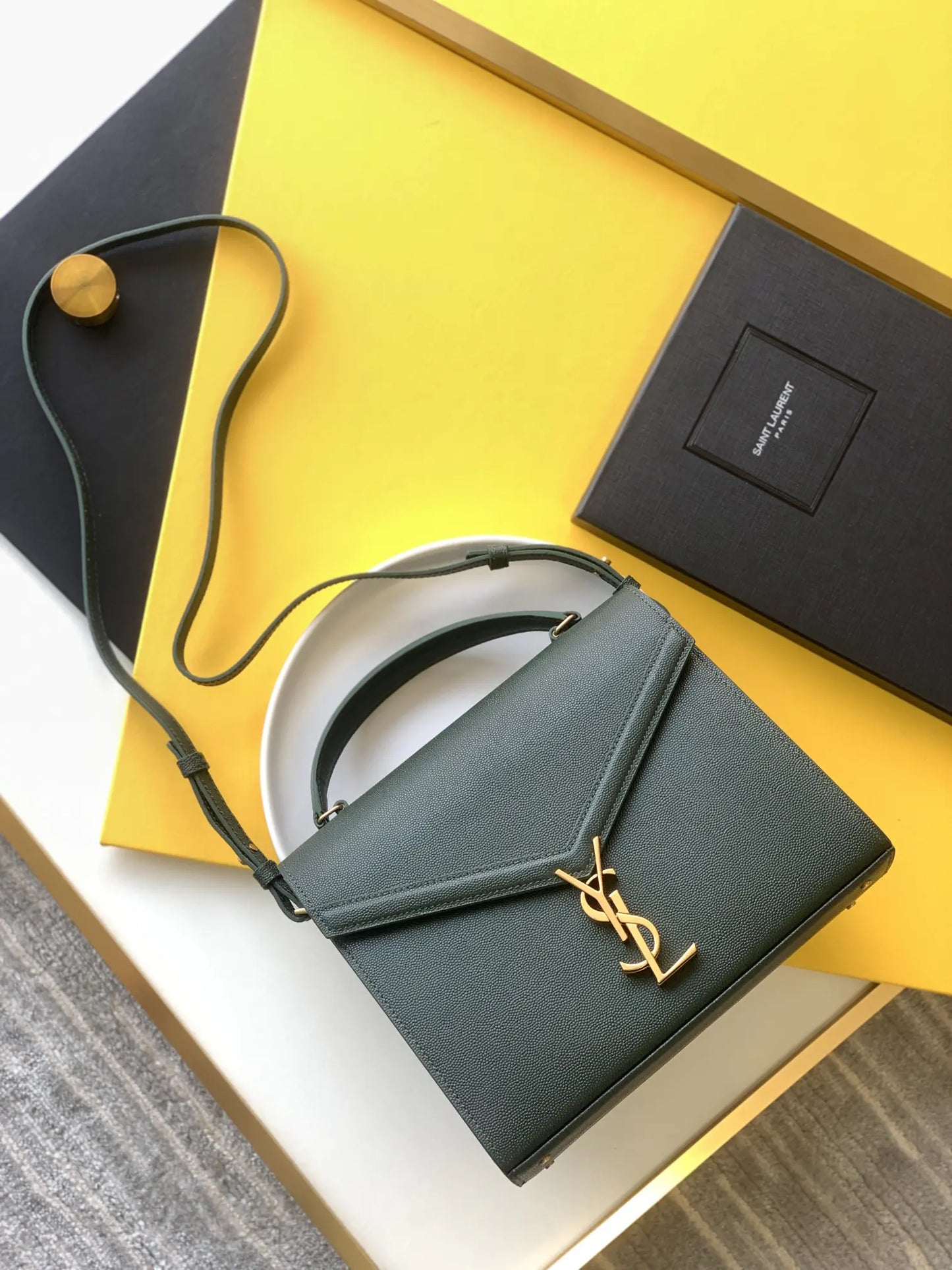 カサンドラ ミディアム トップハンドルバッグ グレイン・ド・プードル エンボスレザー