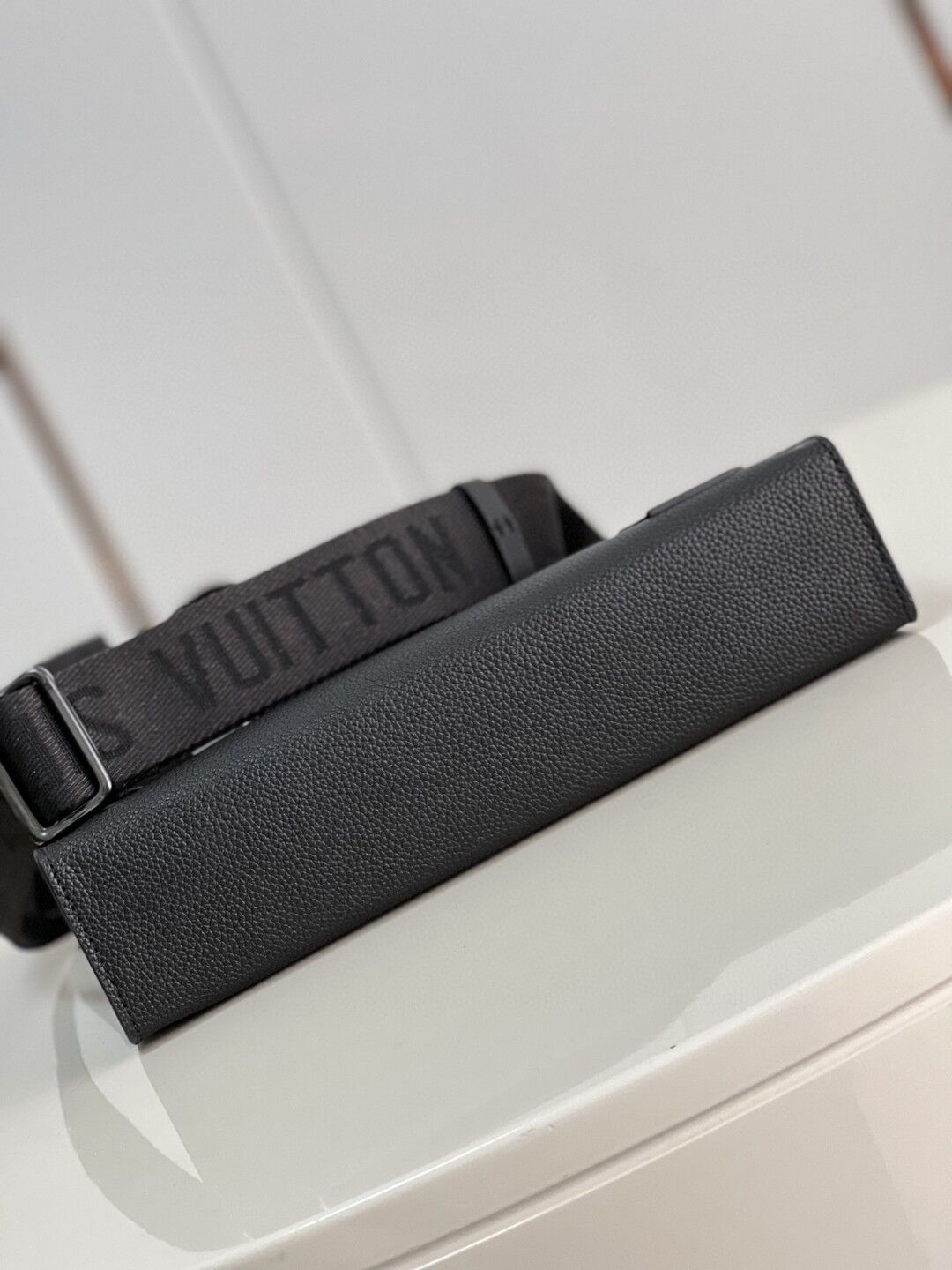 ルイ・ヴィトン メッセンジャー ヴォヤージュ ブラック エアログラム カウハイドレザー – LVB003