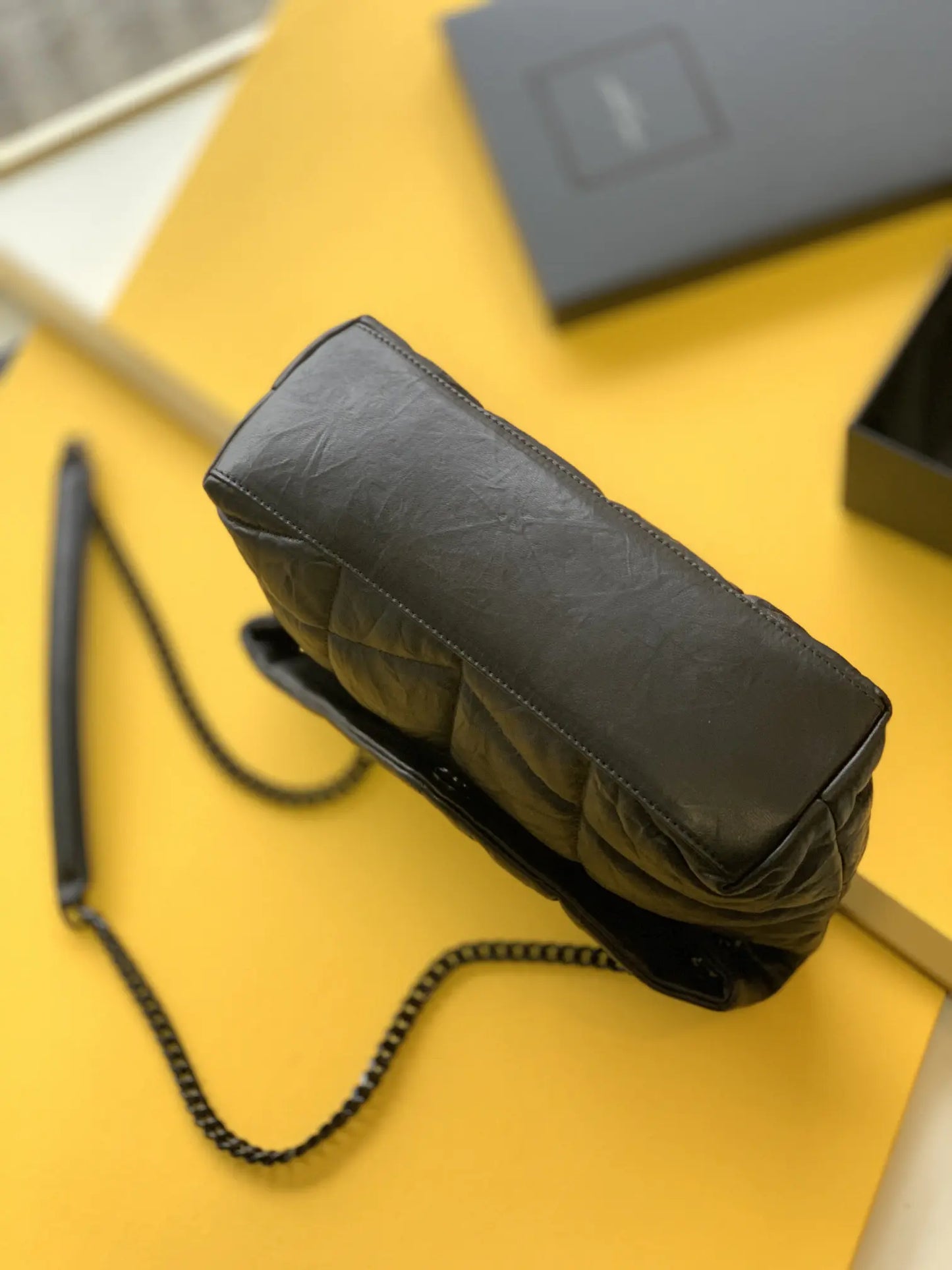 デニムとスムースレザーのパファーミディアムチェーンバッグ