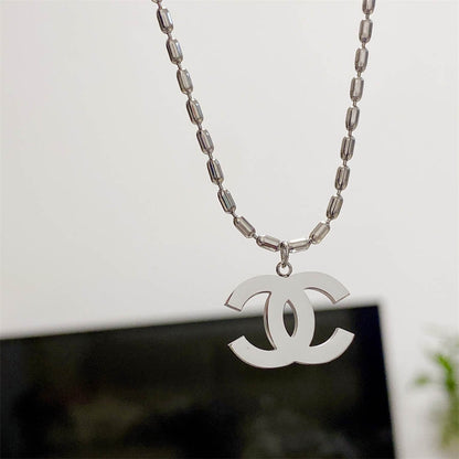 シャネルのシルバーペンダントネックレス