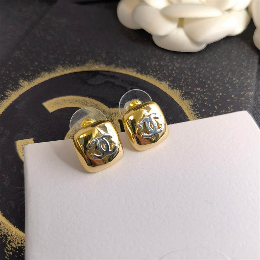 シャネルの繊細な刻印入りレタリングイヤリング