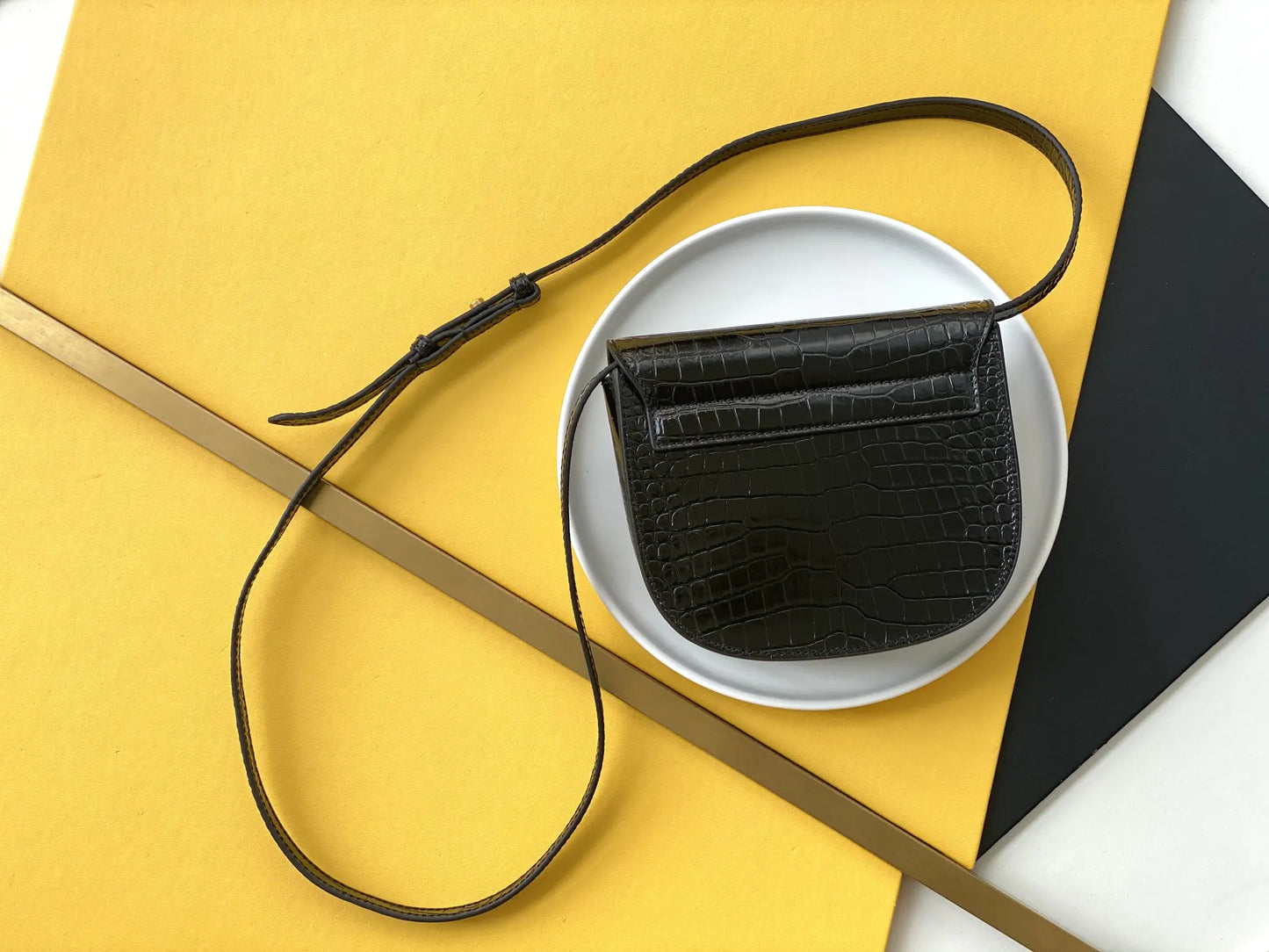 KAIA スモールサッチェル（スムースヴィンテージレザー）