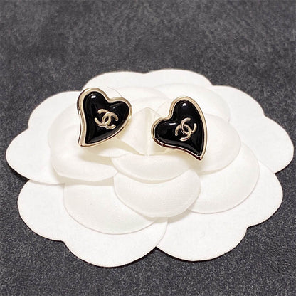 シャネルのブラックハートイヤリング
