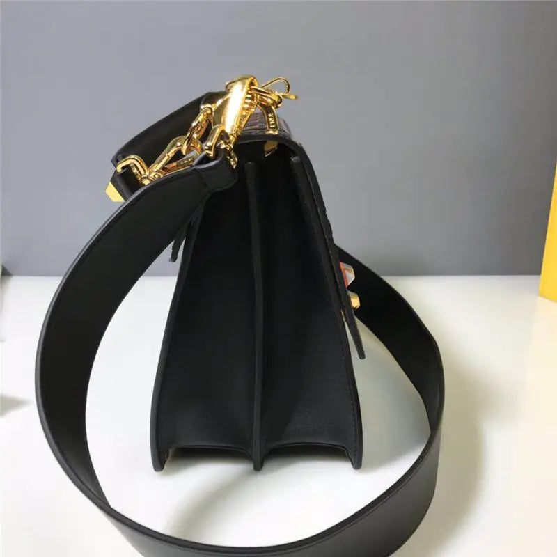 FFバッグに入ったフェンディ缶