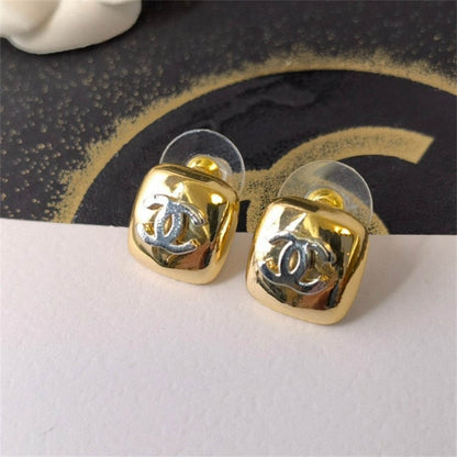 シャネルの繊細な刻印入りレタリングイヤリング