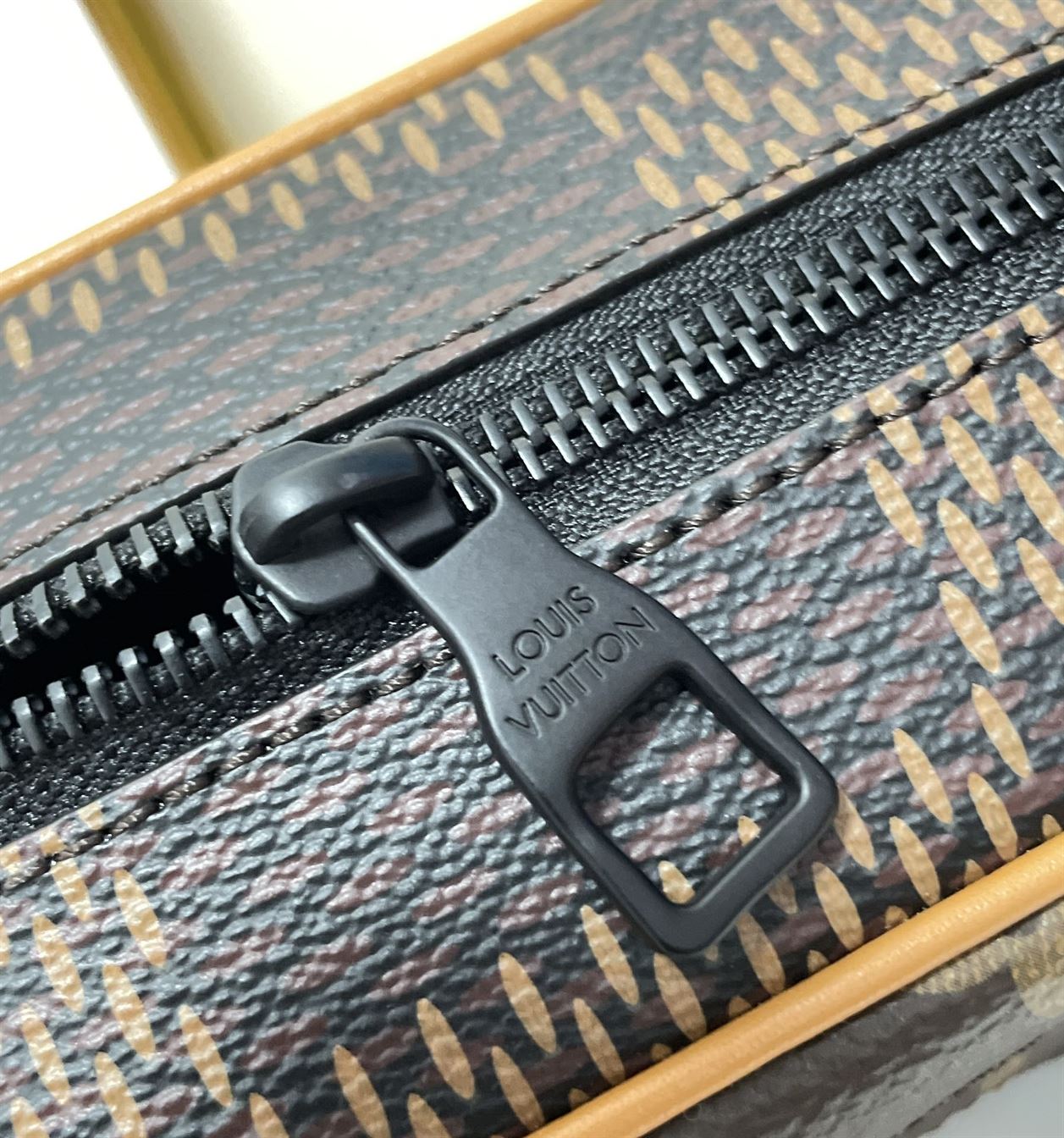 ルイ・ヴィトン ミニソフトトランク ダミエ・エベヌ – LVB070