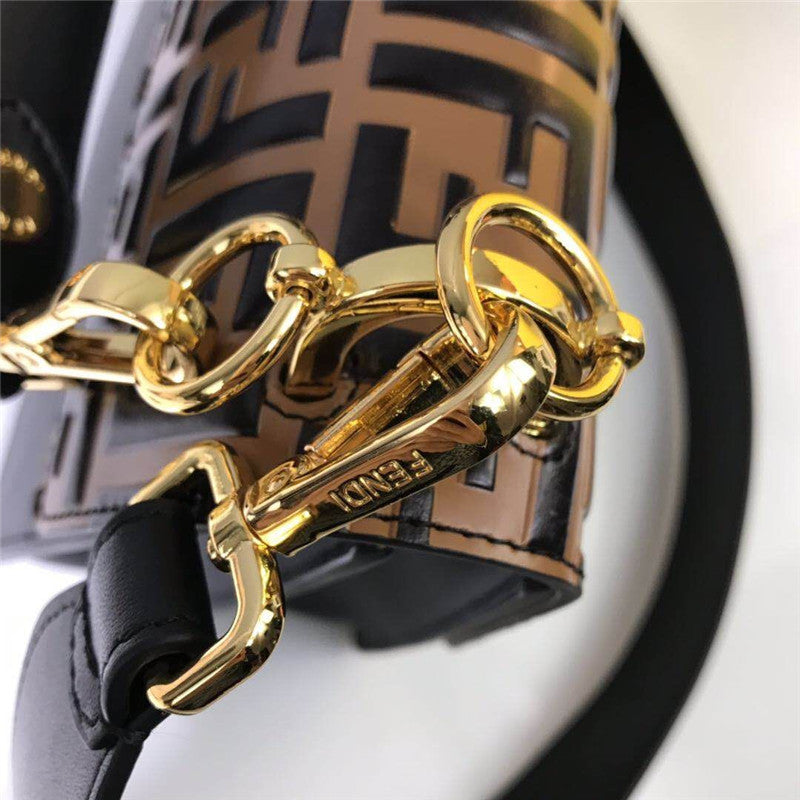 FFバッグに入ったフェンディ缶