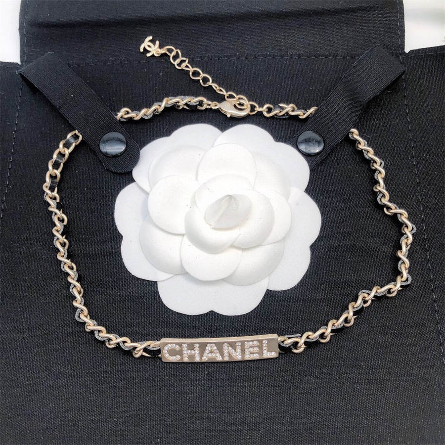 シャネルのモノグラムラムスキンネックレス